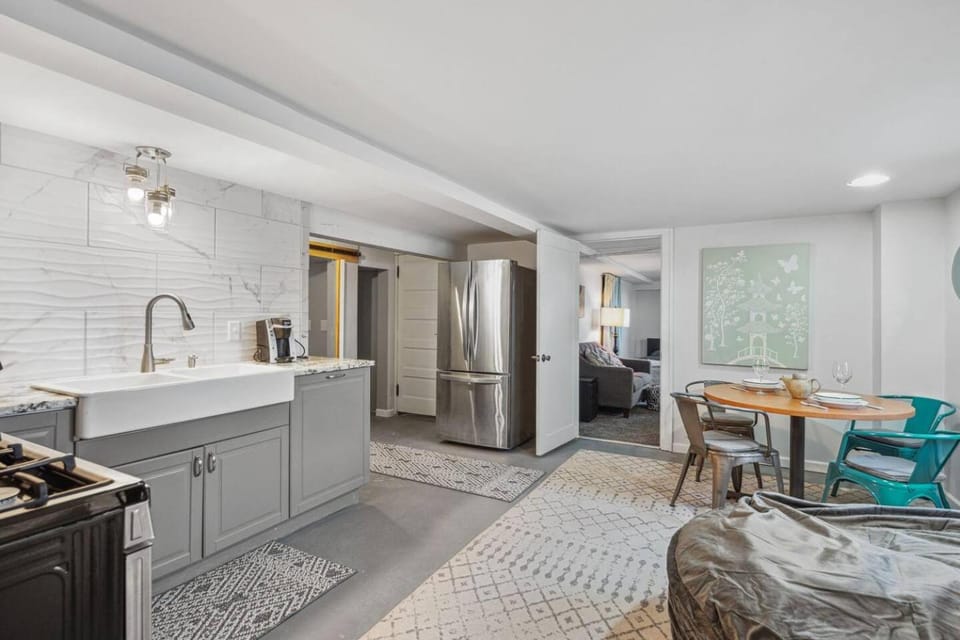 Kitchen or kitchenette, Seating area, Dining area