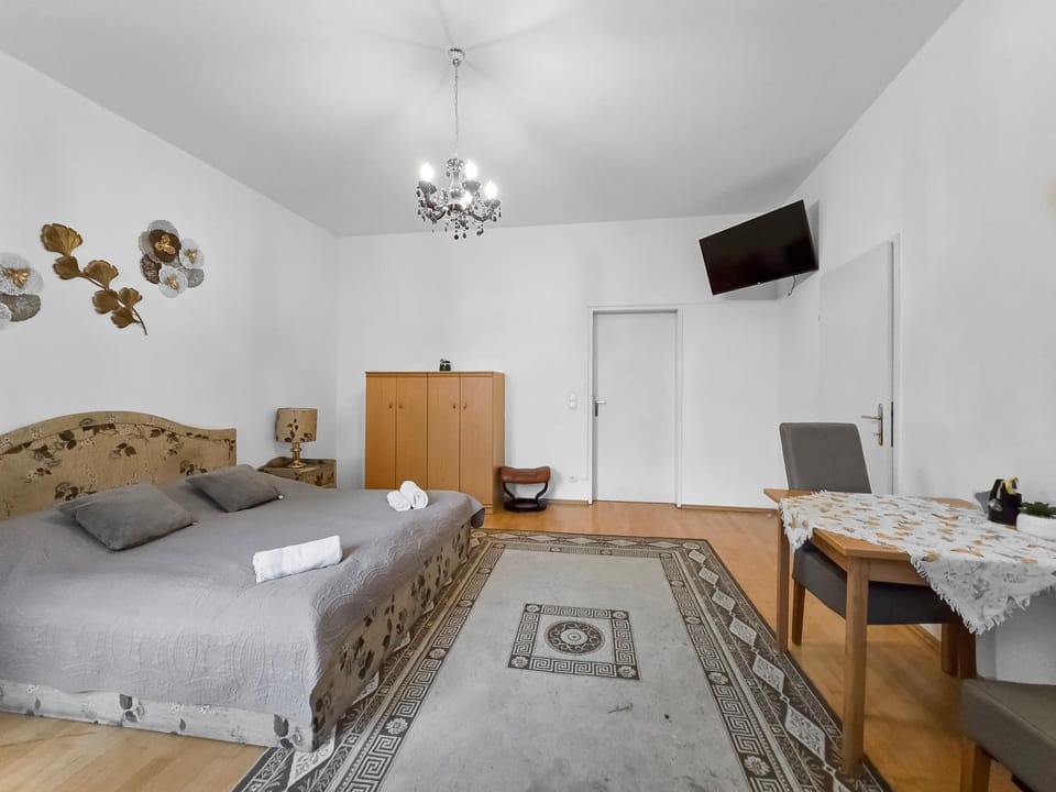 Three-Bedroom Sanctuary, King-Size Beds Apartment in Vienna