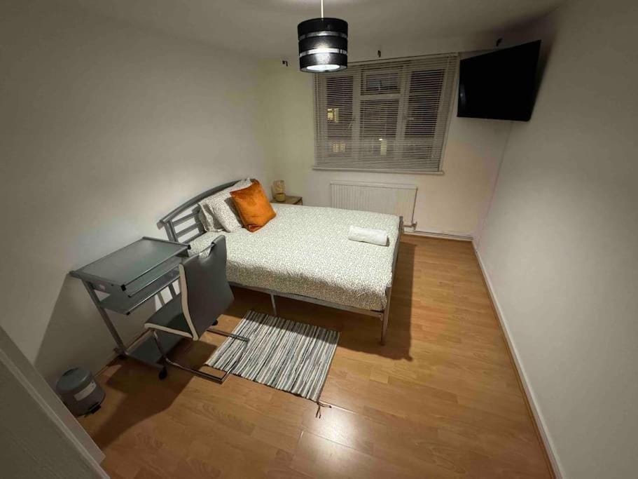 Bed, TV and multimedia, Photo of the whole room, Bedroom