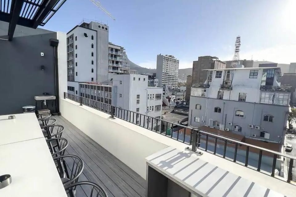 Modern Studio Apartment - CoWorking - City Views Apartment in Cape Town