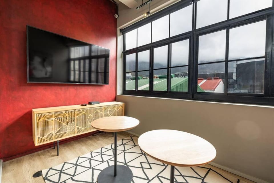 Modern Studio Apartment - CoWorking - City Views Apartment in Cape Town