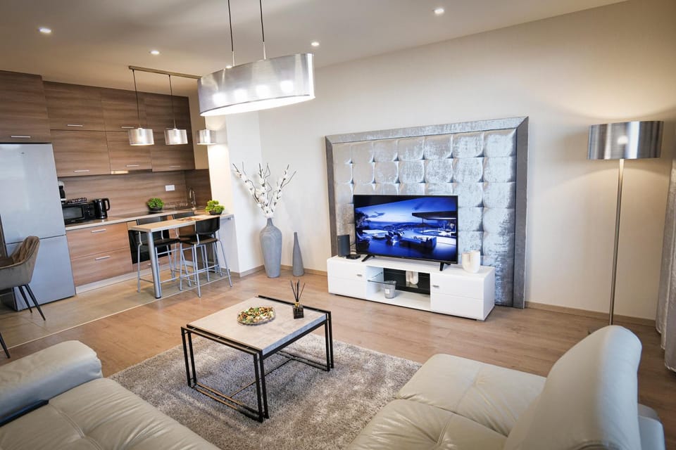 TV and multimedia, Kitchen or kitchenette, Living room, Seating area, Dining area, oven