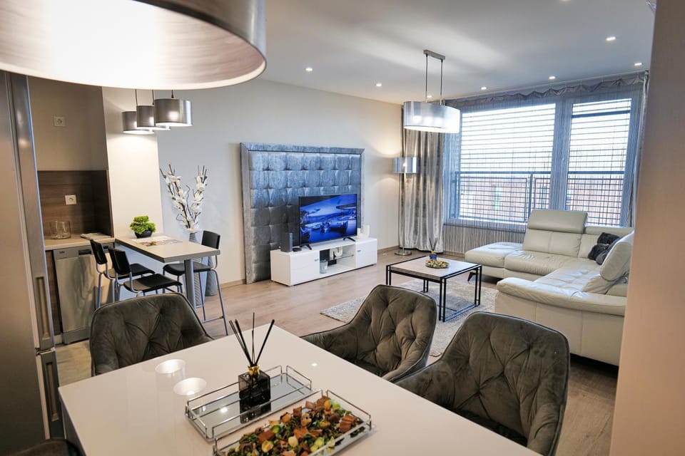 TV and multimedia, Kitchen or kitchenette, Living room, Seating area, Dining area