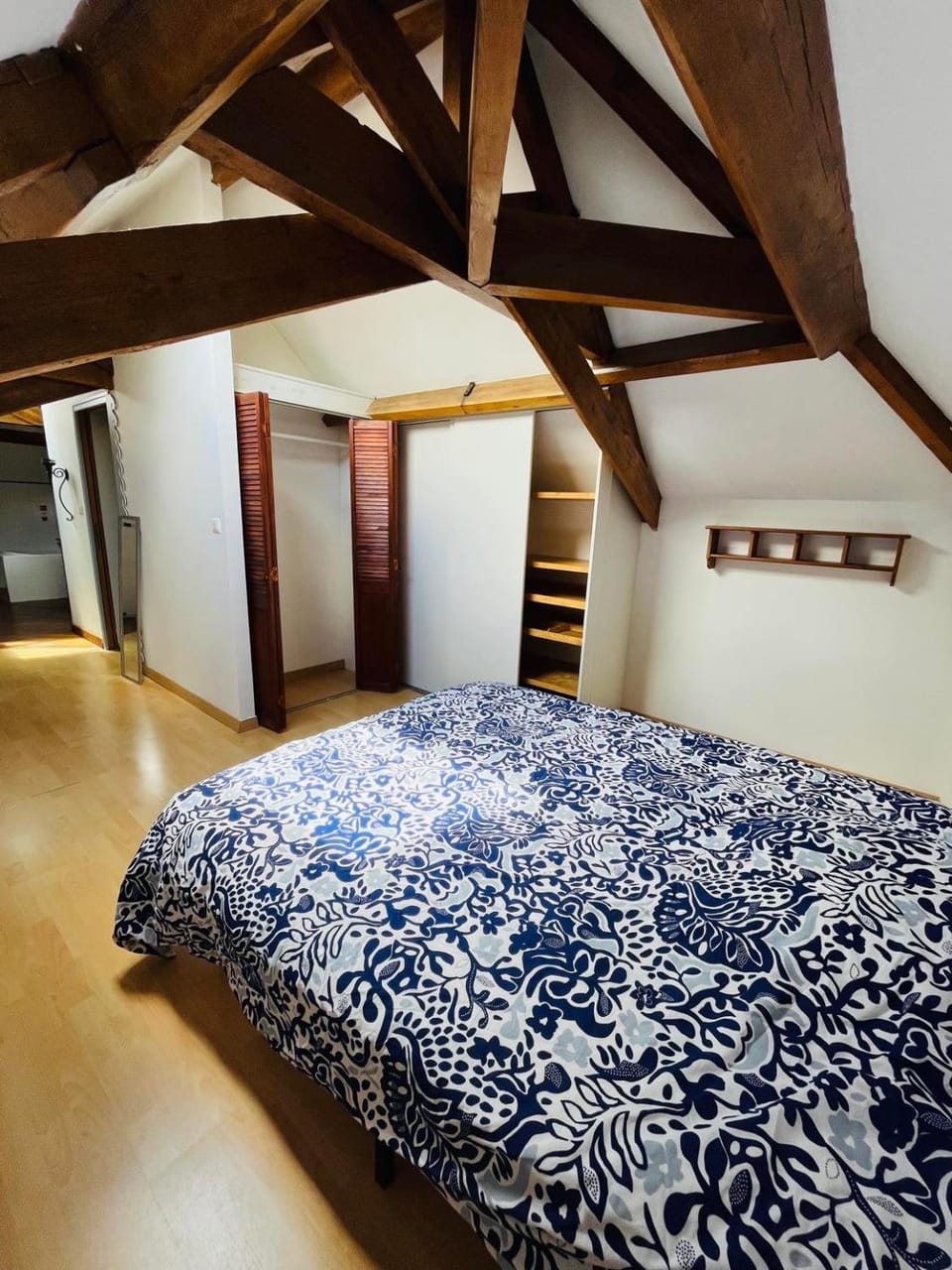 Photo of the whole room, Bedroom