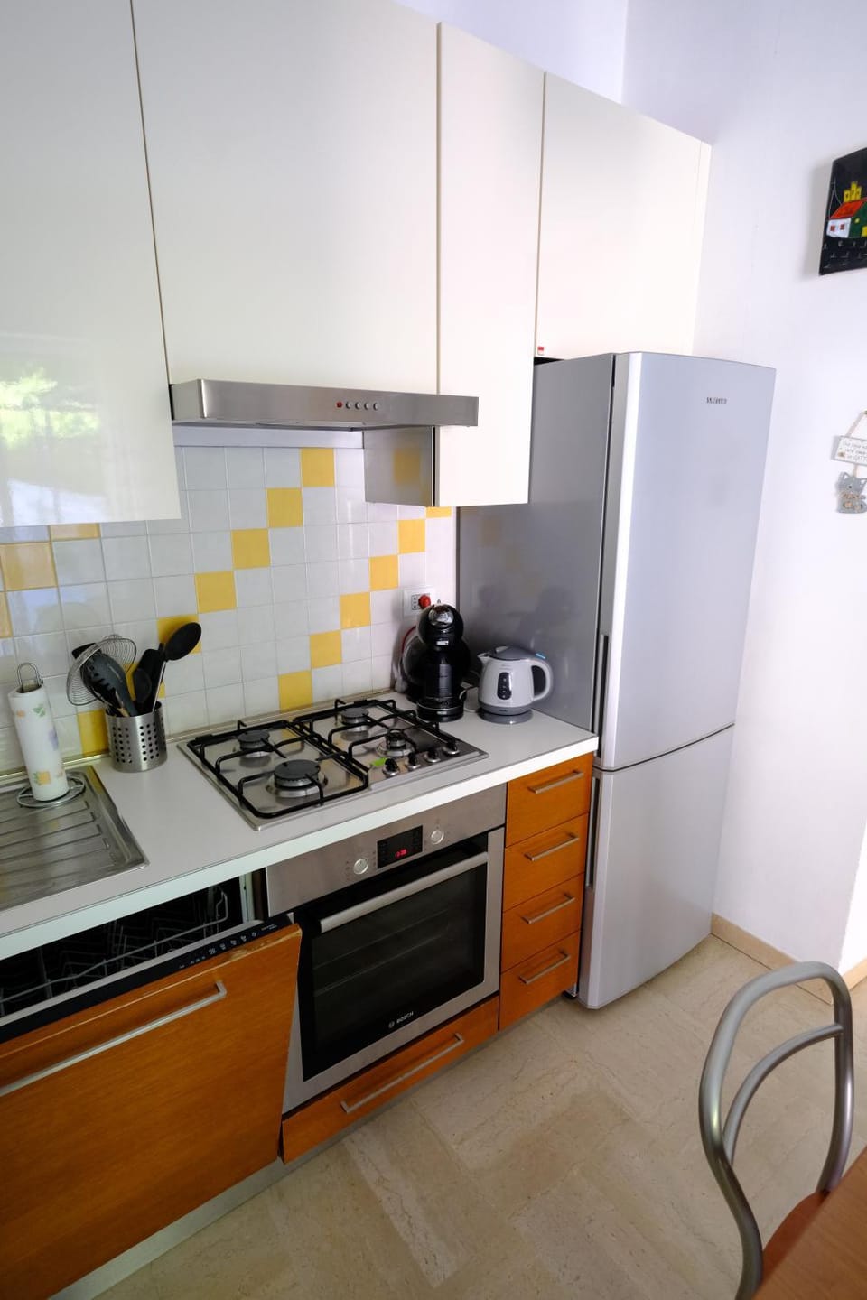 Coffee/tea facilities, Kitchen or kitchenette, dishwasher, stove