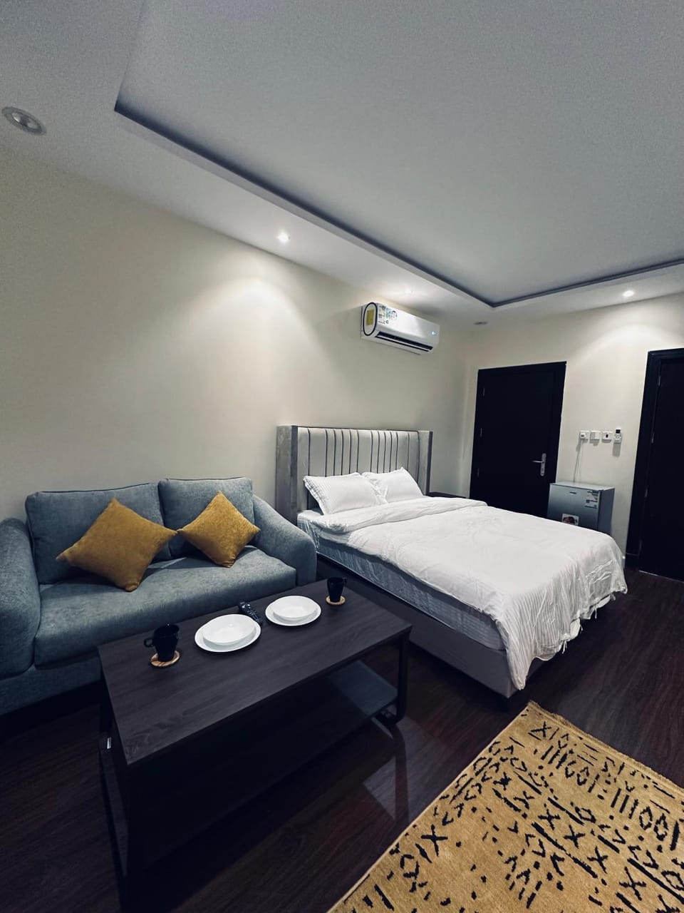 Bed, Living room, Photo of the whole room, Seating area, Bedroom