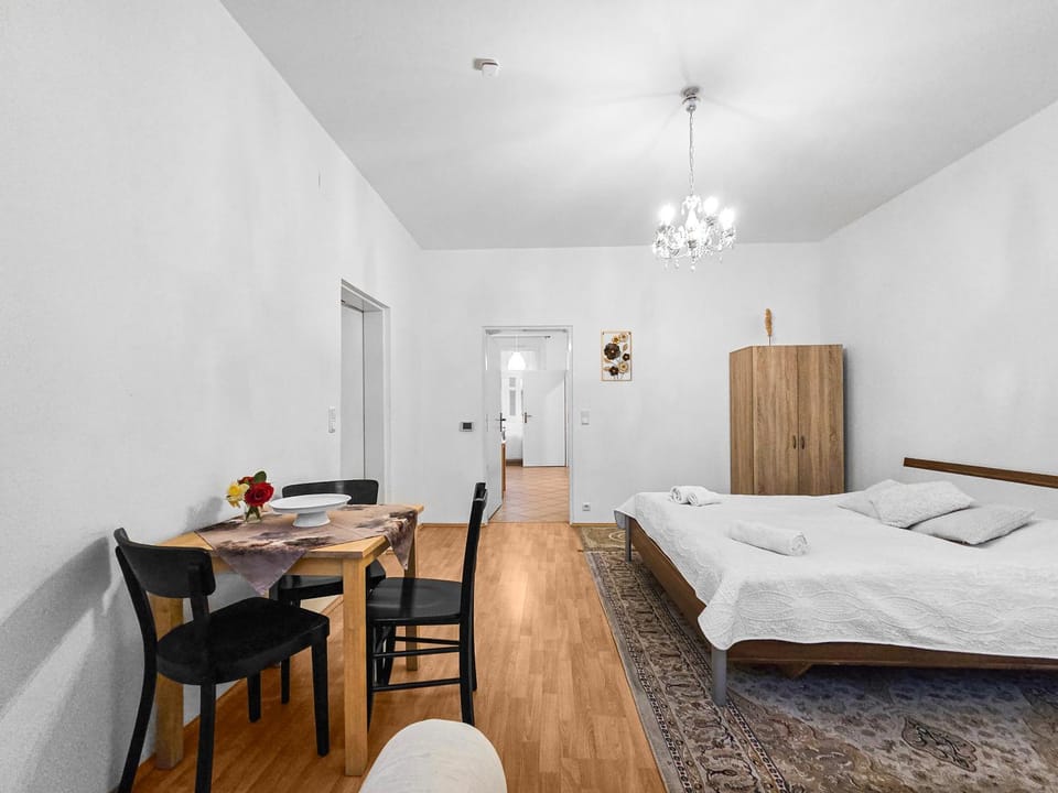 Modern Three-Bedroom, Triple King Beds Apartment in Vienna