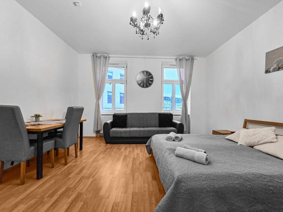 Modern Three-Bedroom, Triple King Beds Apartment in Vienna