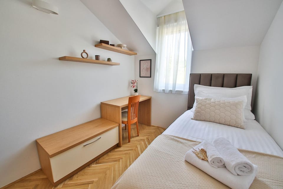 Bed, Photo of the whole room, Bedroom, towels