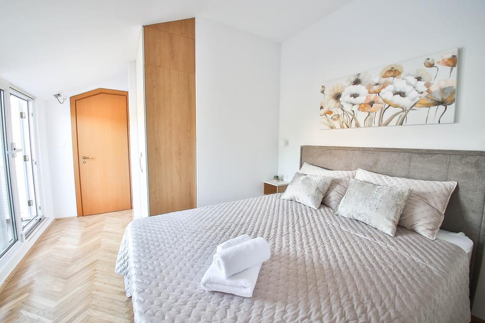 Bed, Photo of the whole room, Bedroom, towels