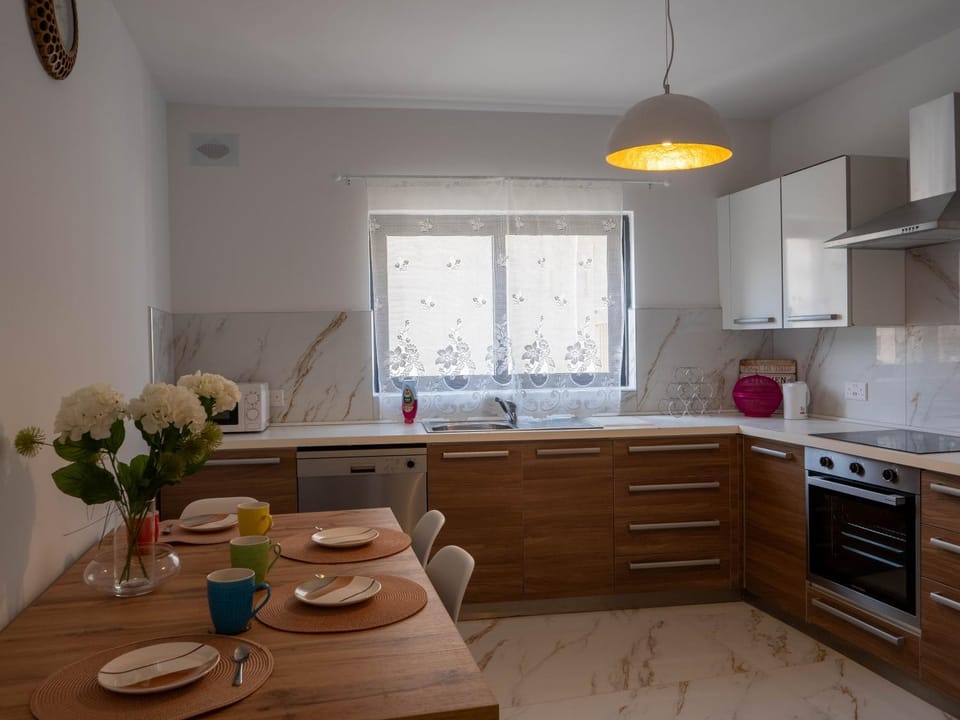 Kitchen or kitchenette, Dining area, dishwasher, stove