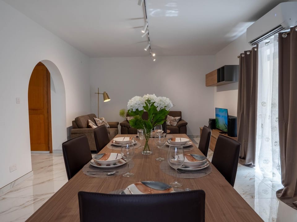 TV and multimedia, Living room, Seating area, Dining area