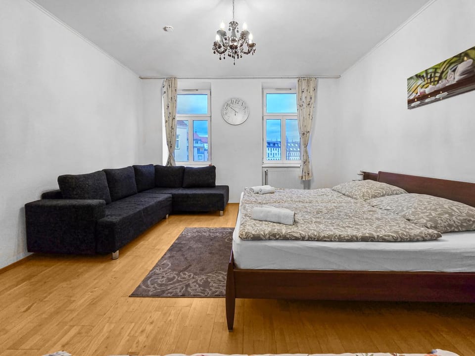 Spacious Three-Bedroom, Three King-Size Beds Apartment in Vienna