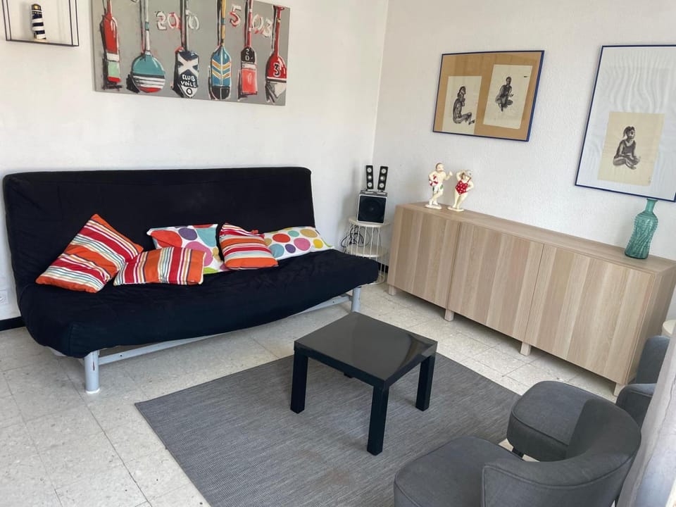 Bed, Living room, Seating area