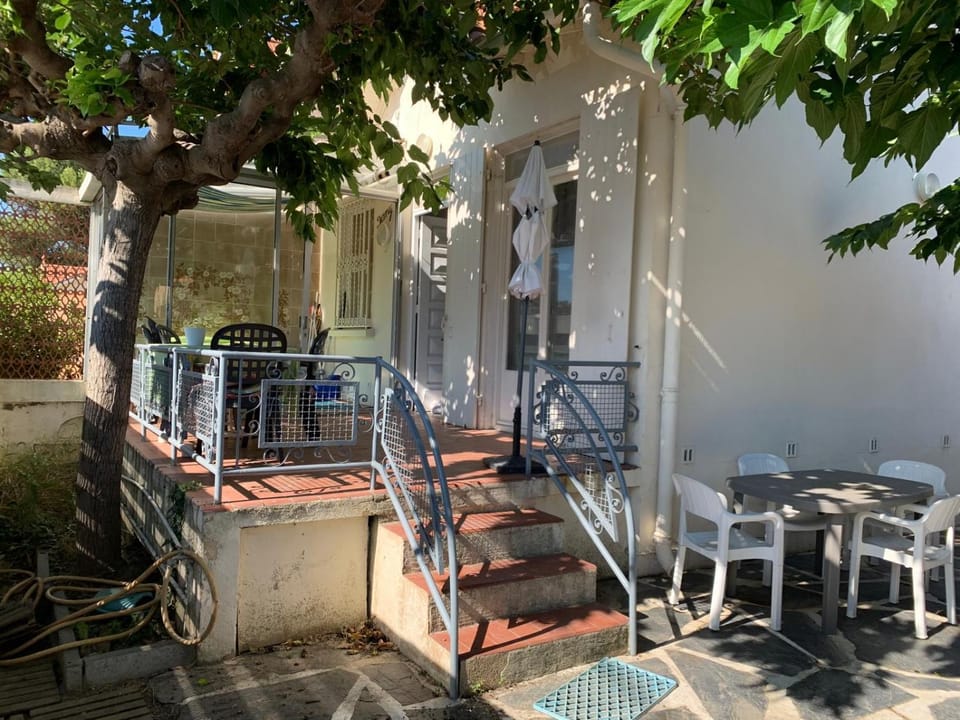 Property building, Patio, Balcony/Terrace