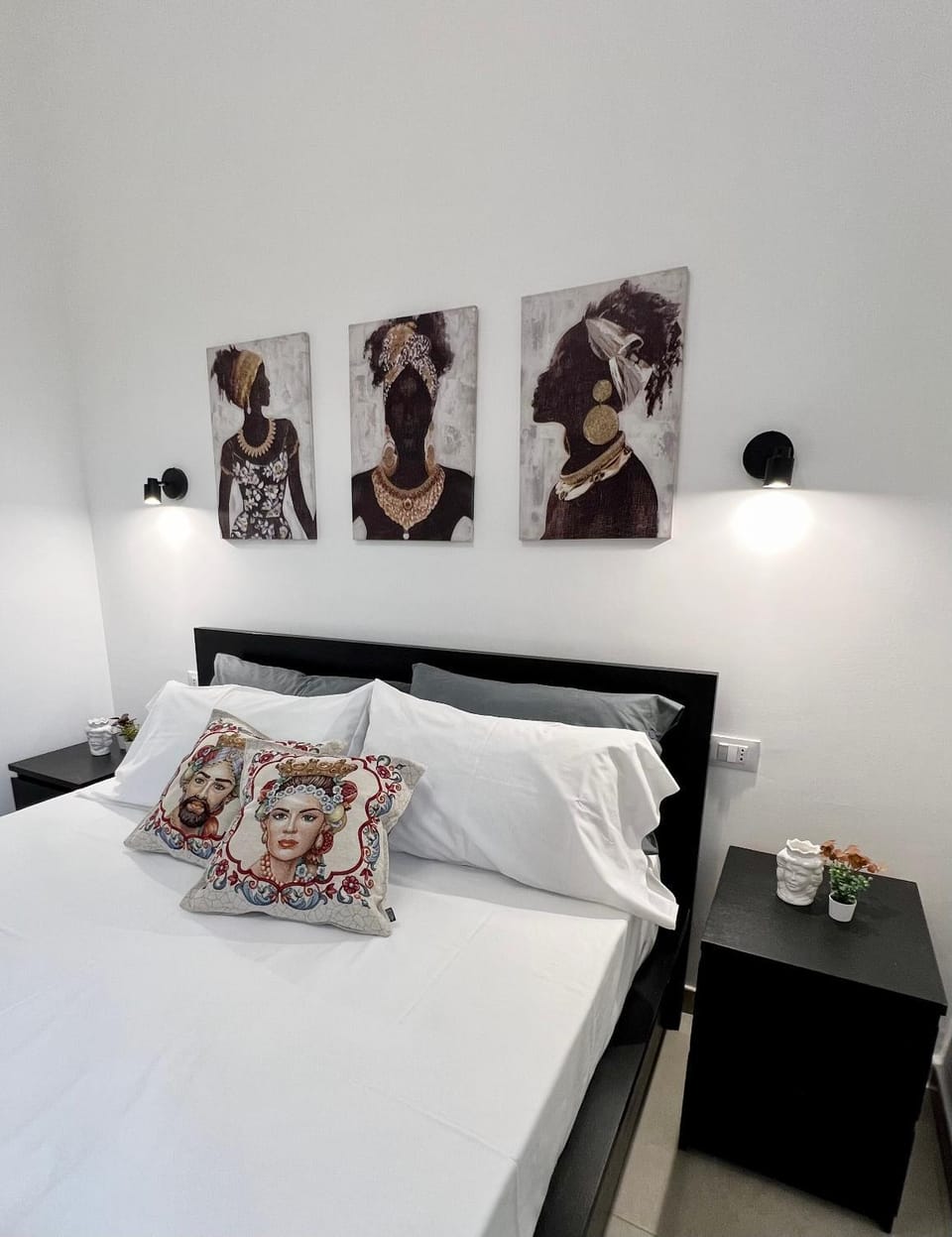 Bed, Photo of the whole room, Decorative detail, Bedroom