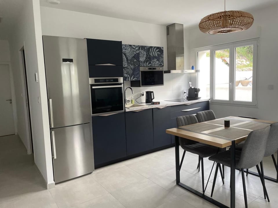Coffee/tea facilities, Kitchen or kitchenette, Dining area, dishwasher, microwave, oven