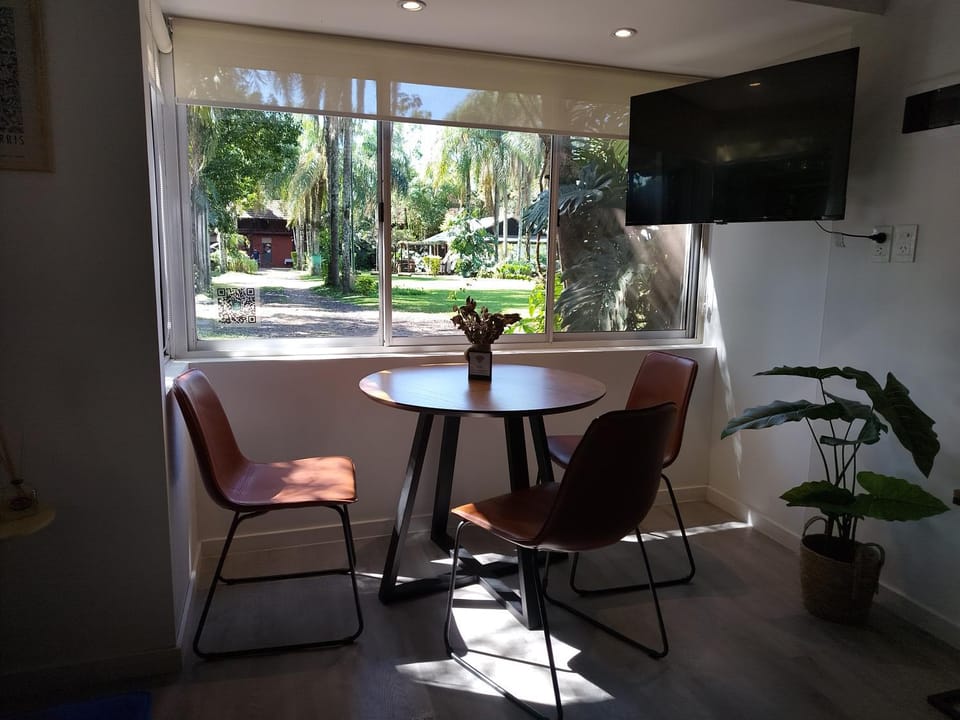 TV and multimedia, Seating area, Dining area