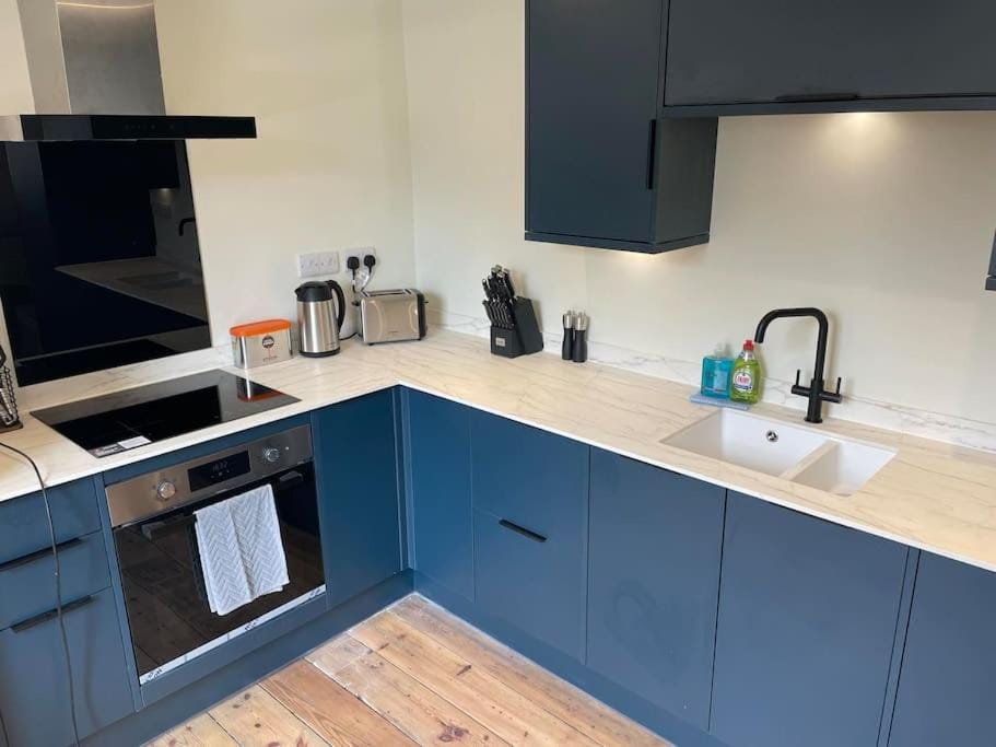 Coffee/tea facilities, Kitchen or kitchenette, dishwasher, stove