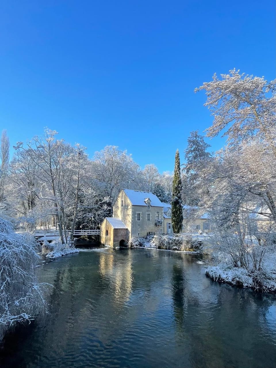 Property building, Nearby landmark, Day, Natural landscape, Winter, River view