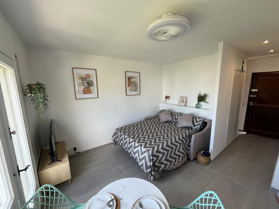 Bed, Living room, Photo of the whole room, Seating area, Dining area, Bedroom