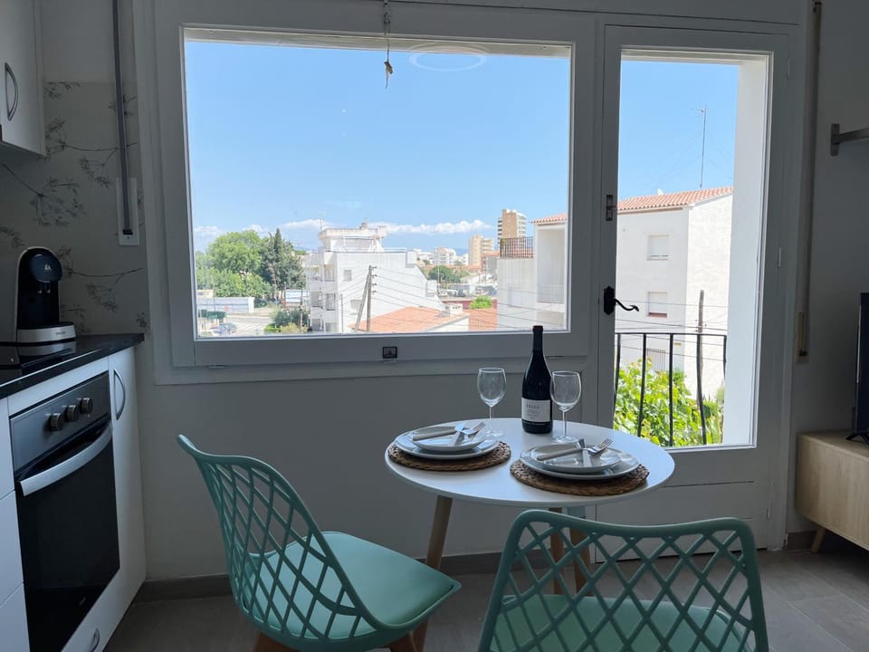View (from property/room), Balcony/Terrace, Kitchen or kitchenette, Dining area, oven
