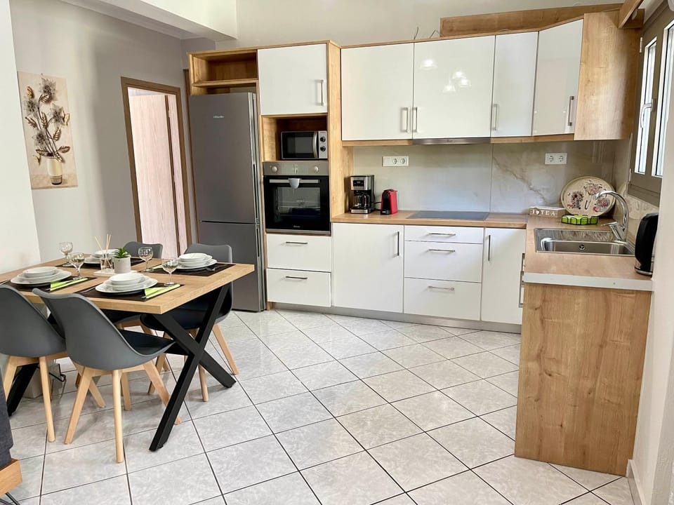 Kitchen or kitchenette, Dining area, oven