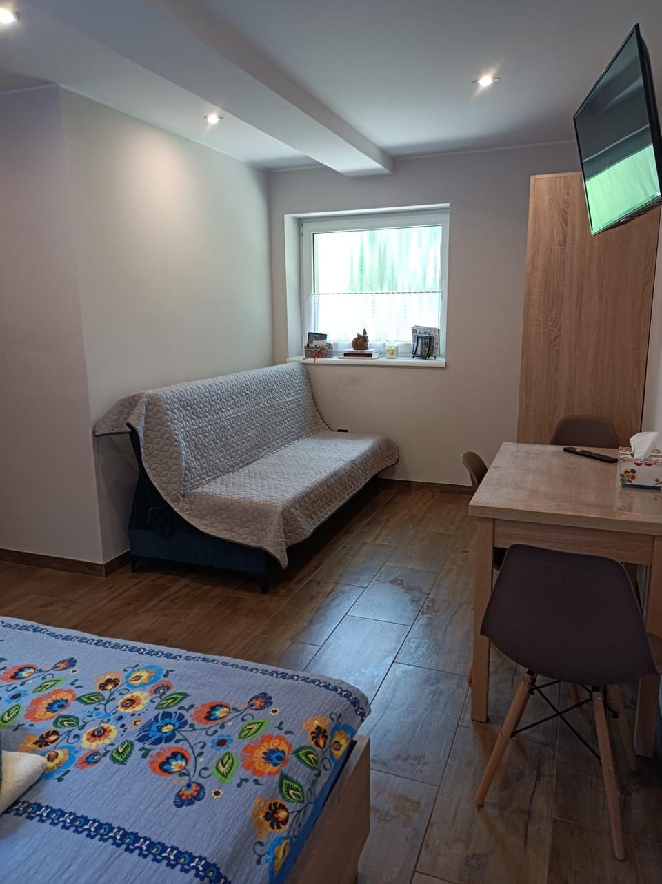 TV and multimedia, Photo of the whole room, Bedroom