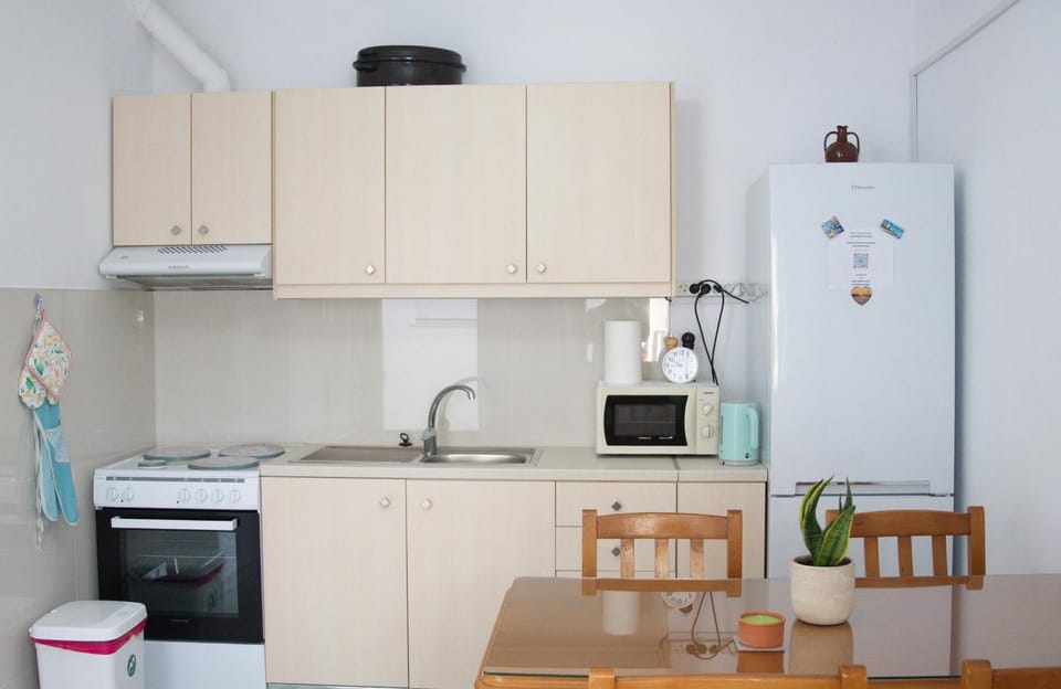 Dining area, microwave, oven, kitchen