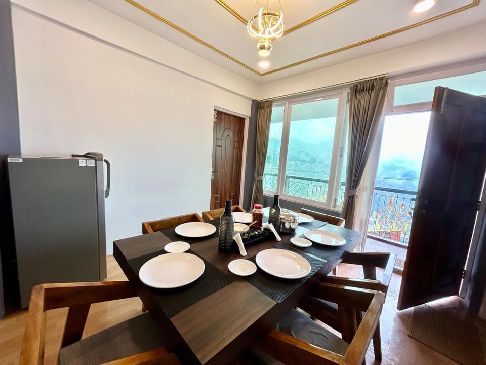 Seating area, Dining area, Mountain view