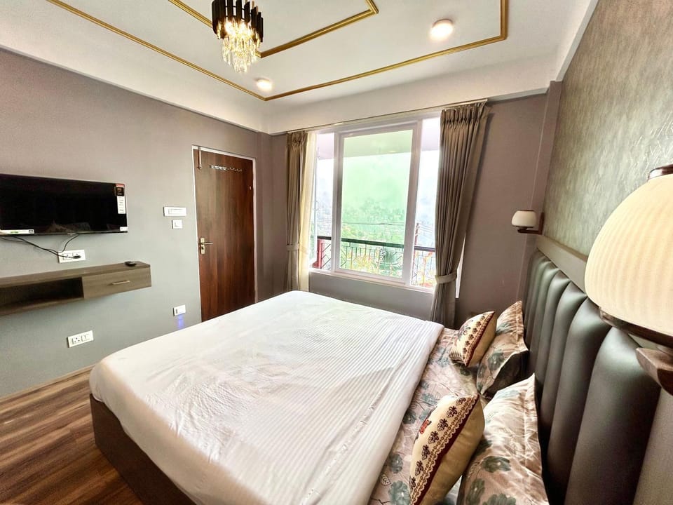 Bed, TV and multimedia, Photo of the whole room, Bedroom, Mountain view