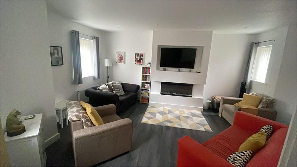 Hampton Bayleaf 3-bedroom Relaxing Escape with Parking House in Huntingdonshire District