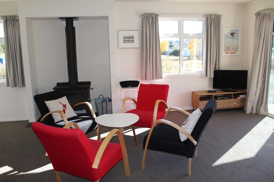 TV and multimedia, Living room, Seating area, fireplace