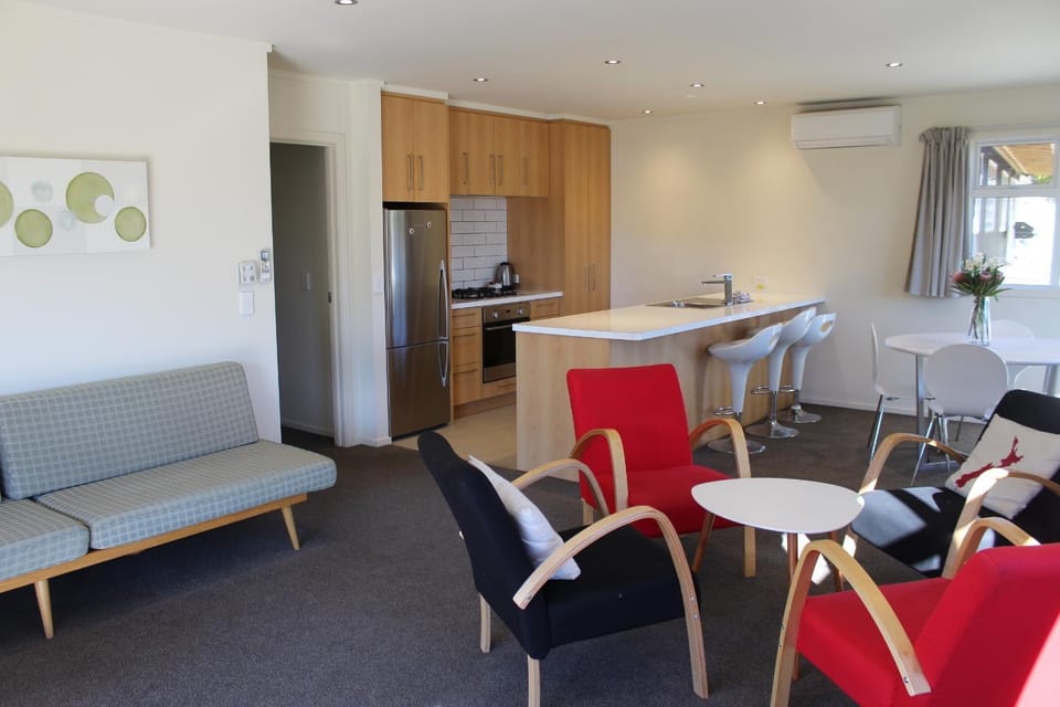 Living room, Seating area, Dining area, kitchen