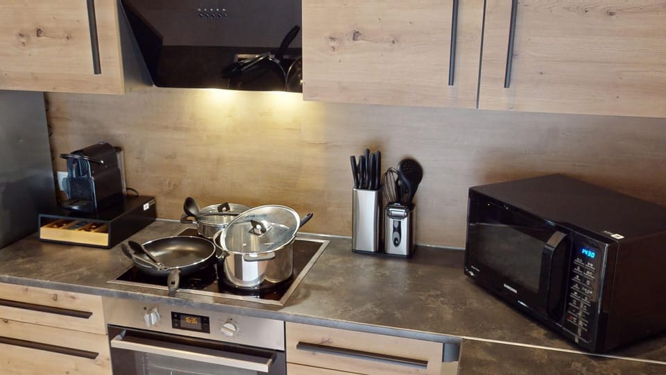 Coffee/tea facilities, Kitchen or kitchenette, stove