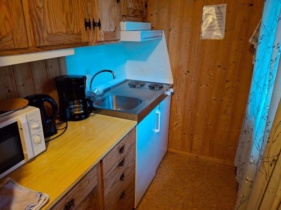 Coffee/tea facilities, Kitchen or kitchenette, microwave, stove