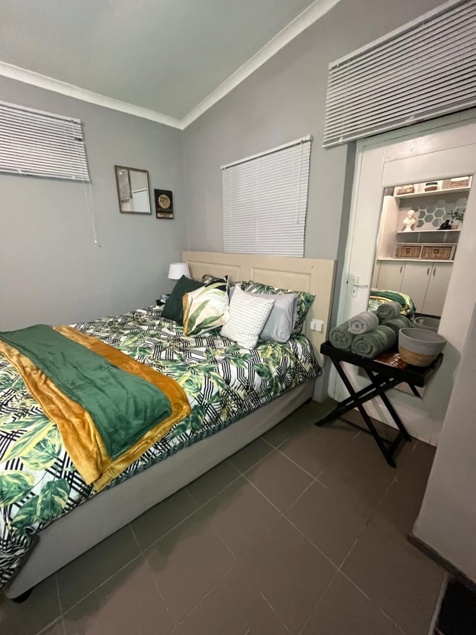 Bed, Photo of the whole room, Bedroom, towels
