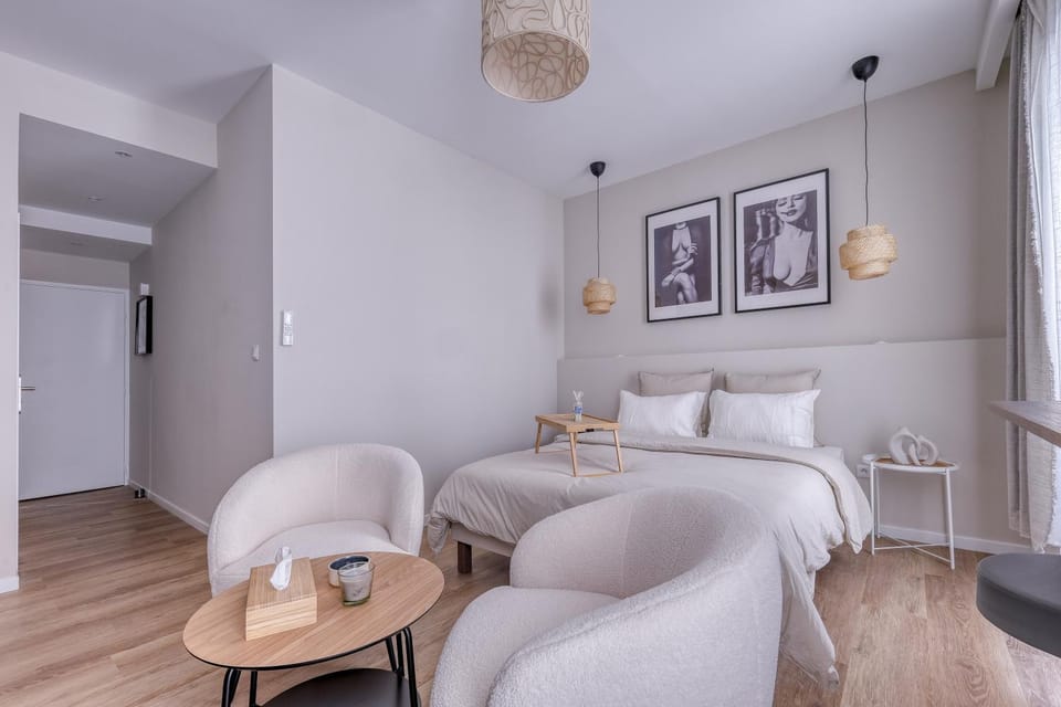 Bed, Living room, Photo of the whole room, Seating area, Bedroom
