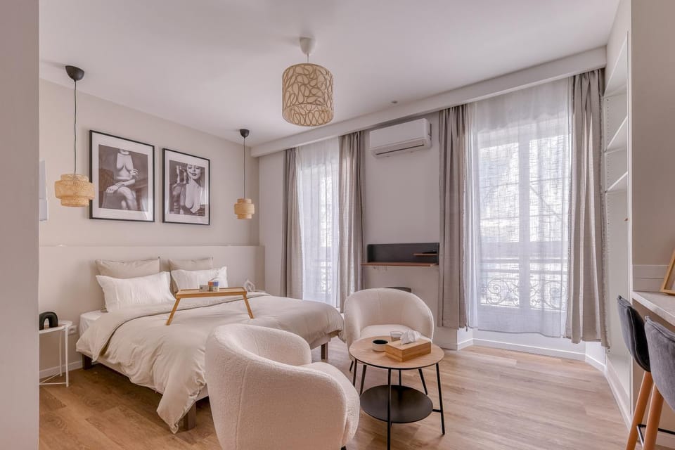Bed, Living room, Photo of the whole room, Seating area, Bedroom