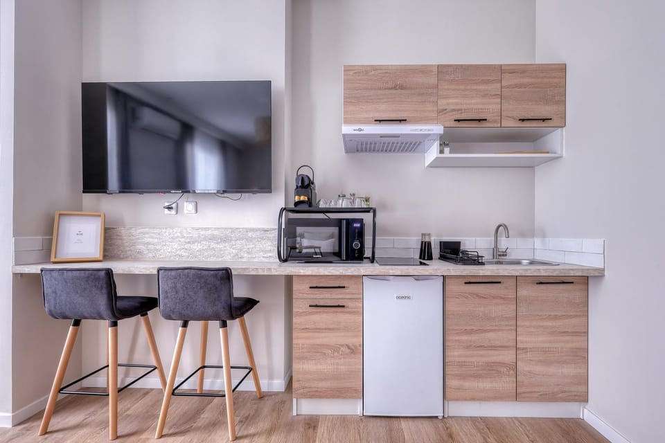 Coffee/tea facilities, Kitchen or kitchenette, Dining area, stove