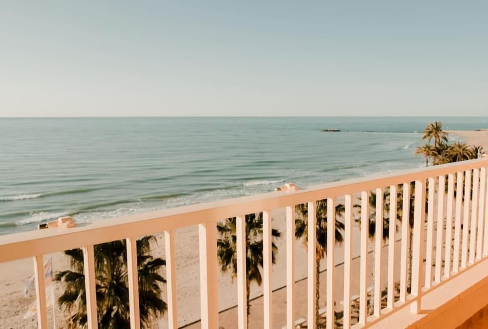 Amplio apartamento en 1ª línea de playa -Free Wifi Apartment in Villajoyosa