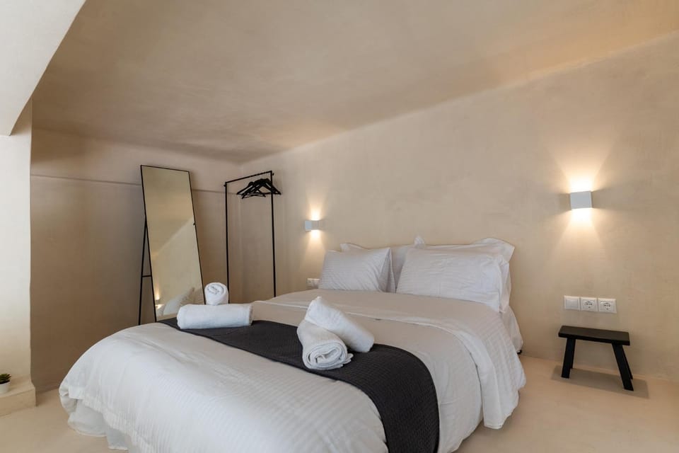 Bed, Photo of the whole room, towels
