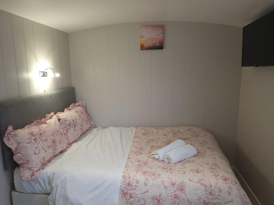 Bed, TV and multimedia, Bedroom