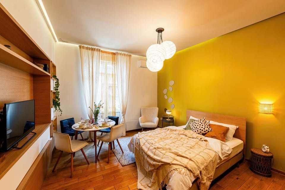 Bed, TV and multimedia, Photo of the whole room, Bedroom