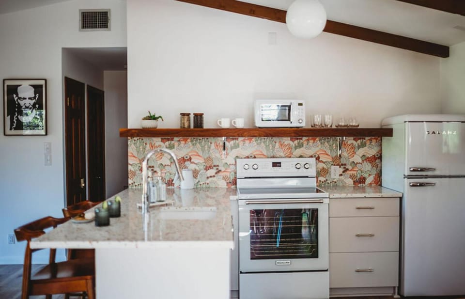 Coffee/tea facilities, dishwasher, oven, stove, toaster, kitchen