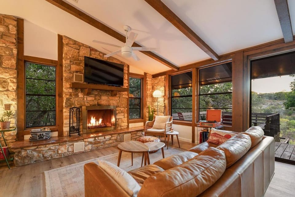 Hideout Cabin - private retreat just 15 mins from Wimberley! Cabin in Rio Grande
