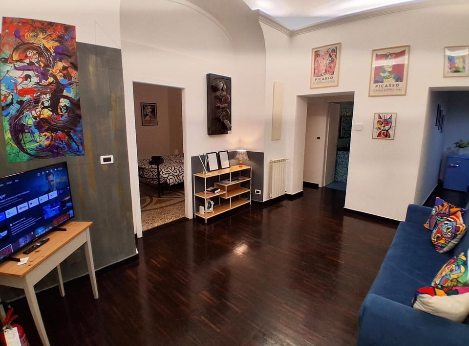 Communal lounge/ TV room, TV and multimedia, Living room, Seating area, Evening entertainment