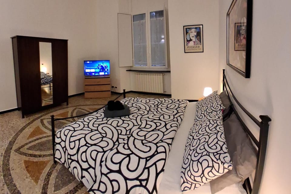 Bed, TV and multimedia, Photo of the whole room, Bedroom
