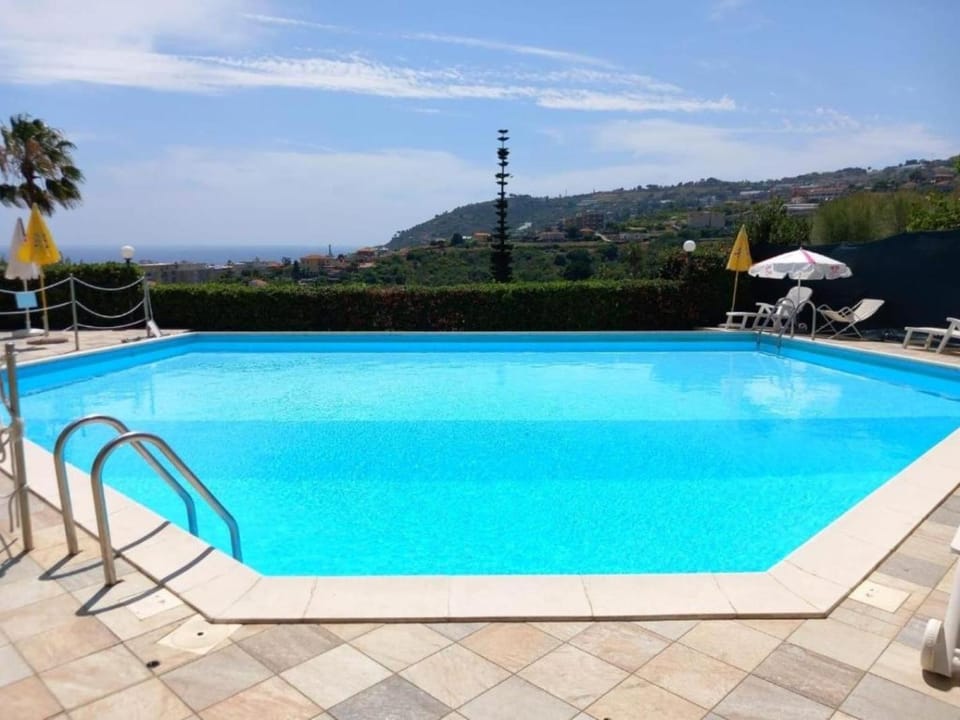 Natural landscape, City view, Mountain view, Pool view, Swimming pool, Swimming pool, sunbed