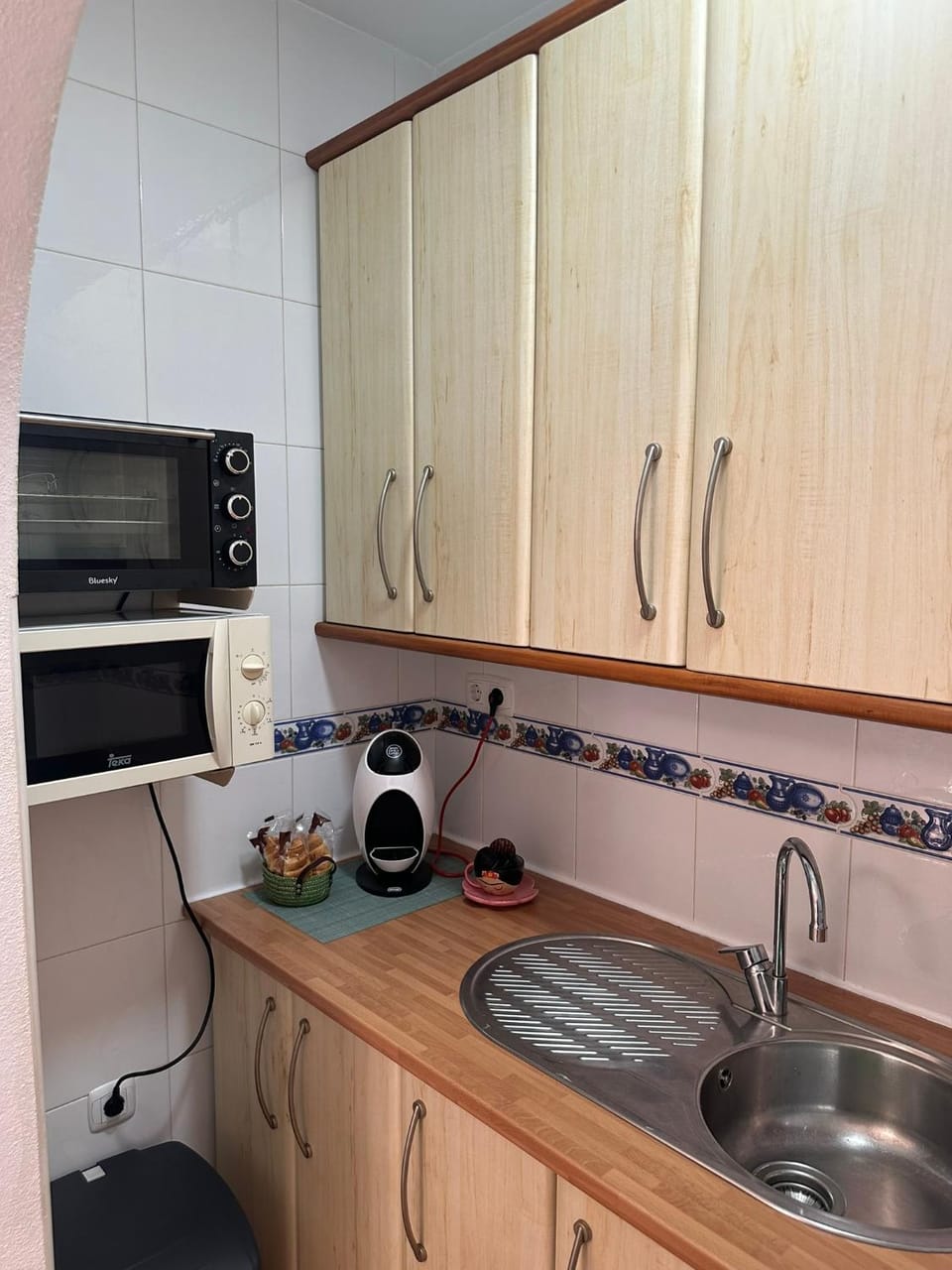 Coffee/tea facilities, Kitchen or kitchenette, microwave, oven